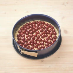 Dr. Oetker Kirschli Kuchen -Backen Verkaufsgeschäft 1 01 801500 Kirschli Kuchen 2023 Handling2 1500x1500 jpg 1280x1280