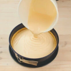 Dr. Oetker Käse-Streusel Kuchen -Backen Verkaufsgeschäft 1 01 801700 Kaese Streusel Handling2 2023 1500x1500 jpg 1280x1280