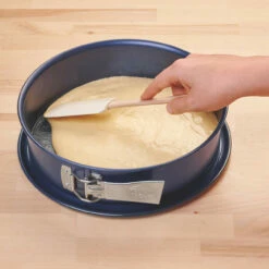 Dr. Oetker Obstkuchen -Backen Verkaufsgeschäft 1 01 834000 Obstkuchenteig 2023 handling2 1500x1500 jpg 1280x1280