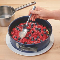 Dr. Oetker Obstkuchen -Backen Verkaufsgeschäft 1 01 834000 Obstkuchenteig 2023 handling3 1500x1500 jpg 1280x1280