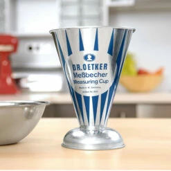 Dr. Oetker Historischer Messbecher Aus Weißblech, 0,5 L 8 Dr. Oetker Historischer Messbecher Aus Weißblech, 0,5 L -Backen Verkaufsgeschäft 110304 A Nost Messbecher 1250x1250 jpg 1280x1280