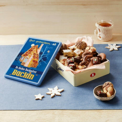 Dr. Oetker Keksdose "Knusperhäuschen" 5 Dr. Oetker Keksdose "Knusperhäuschen" -Backen Verkaufsgeschäft 112102 Keksdose Knusperhaus GH Winter 1500x1500 jpg 1280x1280