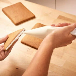 Dr. Oetker Knusperhäuschen -Backen Verkaufsgeschäft A 101529900 KnusperHaeuschen 1500x1500 3 1280x1280