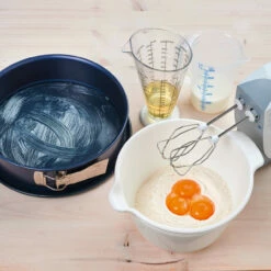 Dr. Oetker Bunter Zebrakuchen -Backen Verkaufsgeschäft A BunterZebrakuchen Handling01 1500x1500 jpg 1280x1280